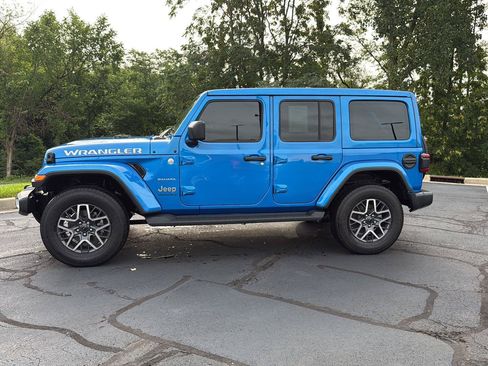 Used 2024 Jeep Wrangler Unlimited Sahara w/ Technology Group AWD/4WD image 2