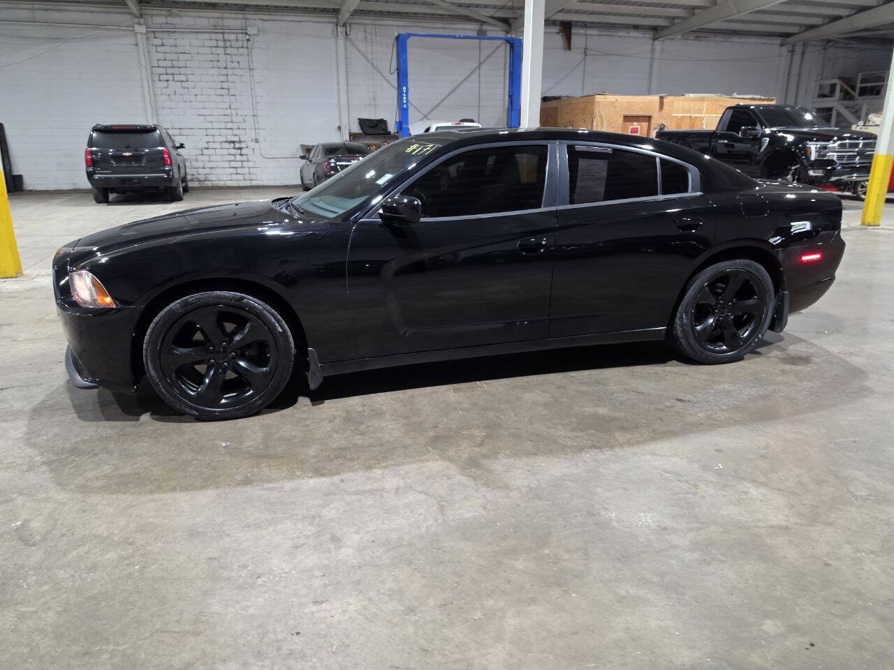 Used 2014 Dodge Charger SXT w/ Blacktop Package RWD image 4