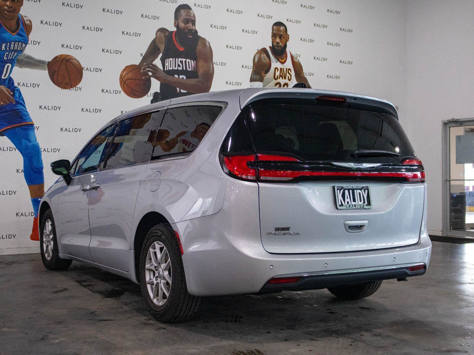 Used 2024 Chrysler Pacifica Touring-L FWD image 21