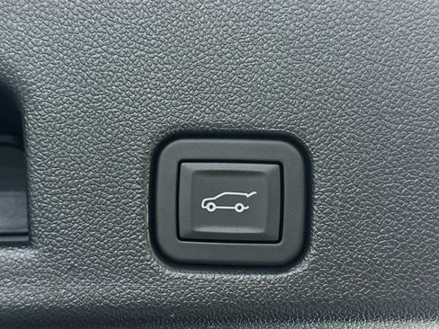 Used 2025 GMC Acadia Elevation image 32