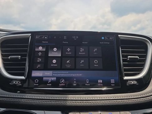 Used 2025 Chrysler Pacifica Limited FWD image 32