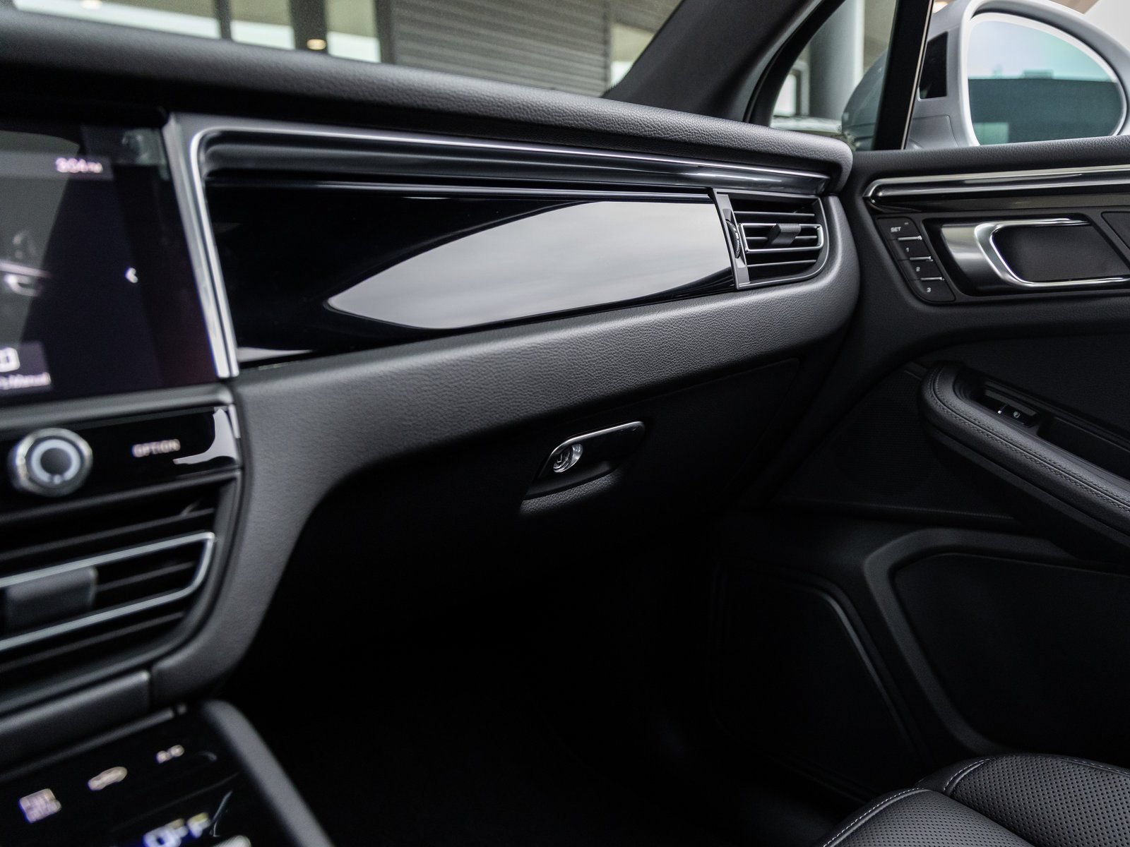 Certified 2026 Porsche Macan AWD/4WD image 28