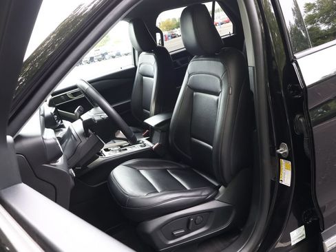 Used 2023 Ford Explorer XLT w/ Equipment Group 202A AWD/4WD image 32