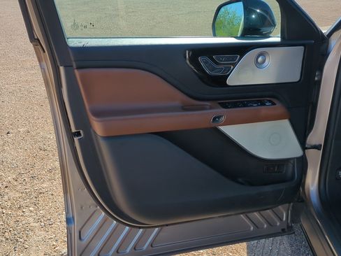 Used 2021 Lincoln Aviator Reserve w/ Equipment Group 202A AWD/4WD image 11
