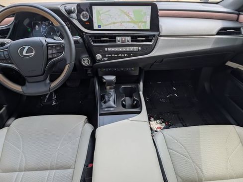 Used 2025 Lexus ES 300h Ultra Luxury FWD image 11