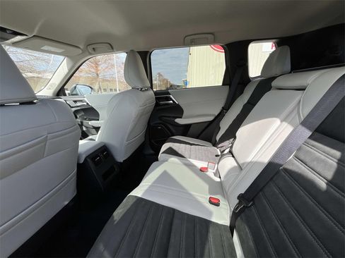 New 2026 Mitsubishi Outlander SE image 13