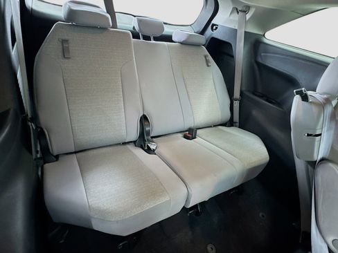 Used 2025 Toyota Sienna LE FWD image 18