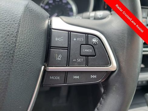 Used 2023 Toyota Highlander XLE FWD image 32
