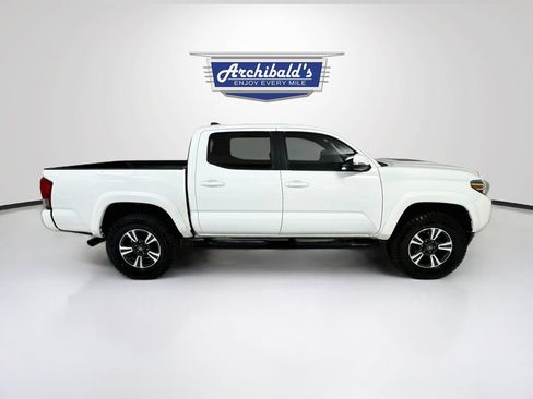 Used 2017 Toyota Tacoma TRD Sport AWD/4WD image 9