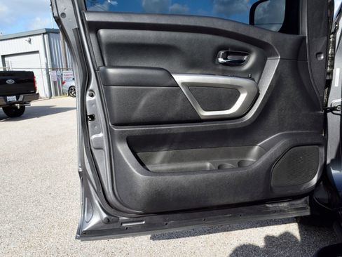 Used 2021 Nissan Titan SV w/ SV Convenience Package RWD image 19