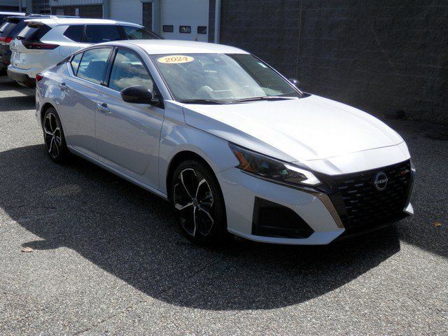 Used 2024 Nissan Altima 2.5 SR FWD image 2