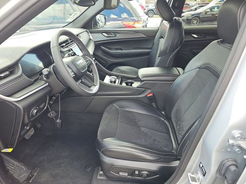 Used 2024 Jeep Grand Cherokee Altitude image 7