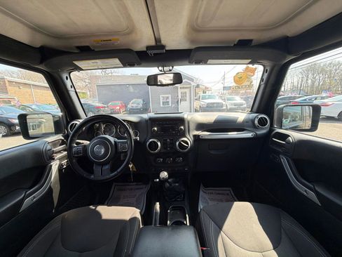 Used 2017 Jeep Wrangler Unlimited Sahara w/ Connectivity Group AWD/4WD image 24