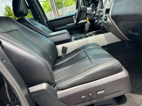Used 2017 Ford Expedition XLT w/ Equipment Group 202A AWD/4WD image 9