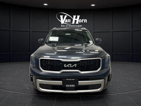 Used 2024 Kia Telluride EX w/ EX Captain's Chair Package AWD/4WD image 2