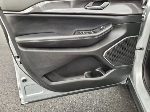 Used 2022 Jeep Grand Cherokee L Laredo w/ Luxury Tech Group I image 12