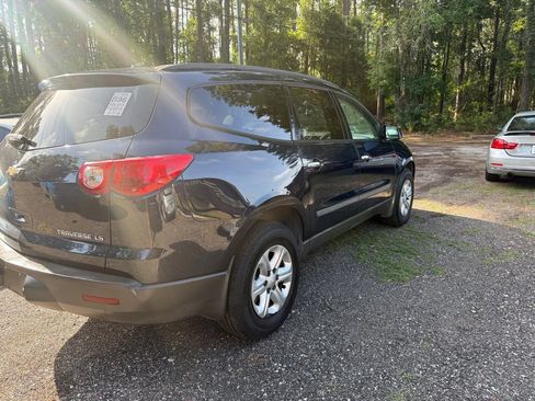 Used 2011 Chevrolet Traverse LS FWD image 6