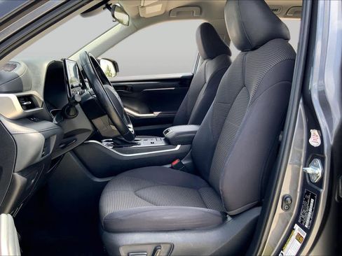 Used 2021 Toyota Highlander LE FWD image 8