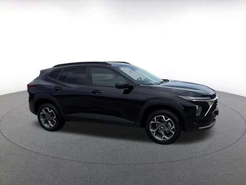 Used 2025 Chevrolet Trax LT FWD image 2