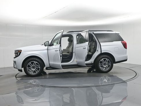 Used 2025 Ford Expedition Active AWD/4WD image 4