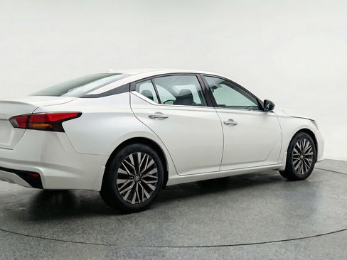 Used 2025 Nissan Altima 2.5 SV image 9