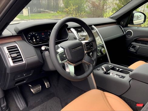 New 2025 Land Rover Discovery Dynamic SE image 8