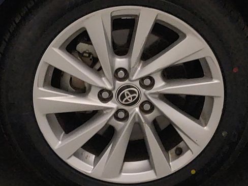 Used 2021 Toyota Camry LE image 31