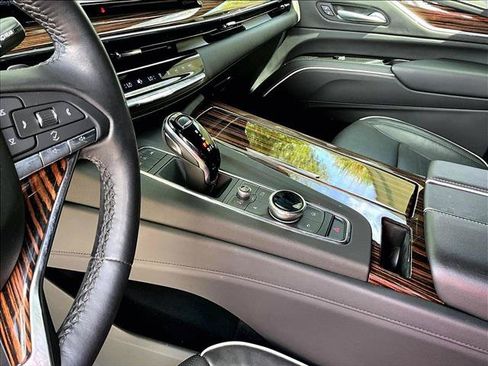 Used 2024 Cadillac Escalade Premium Luxury AWD/4WD image 15