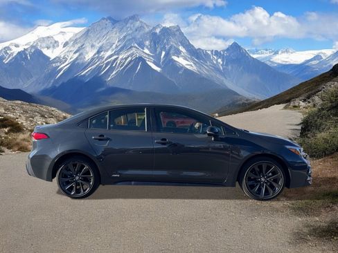 Used 2025 Toyota Corolla SE w/ SE Premium Package image 6