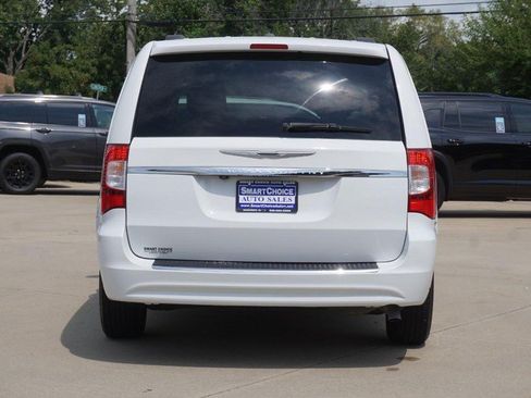 Used 2014 Chrysler Town & Country Touring FWD image 4