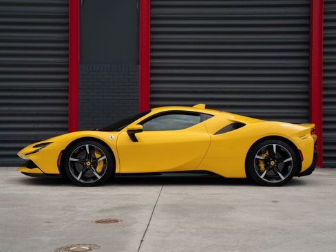Used 2023 Ferrari SF90 Stradale Base image 22