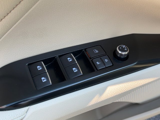 Used 2018 Toyota Camry XLE FWD image 15