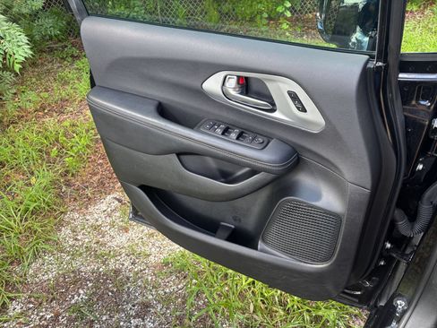 Used 2025 Chrysler Pacifica Limited FWD image 18