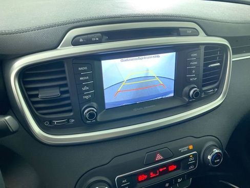 Used 2019 Kia Sorento LX w/ LX Convenience Package image 8