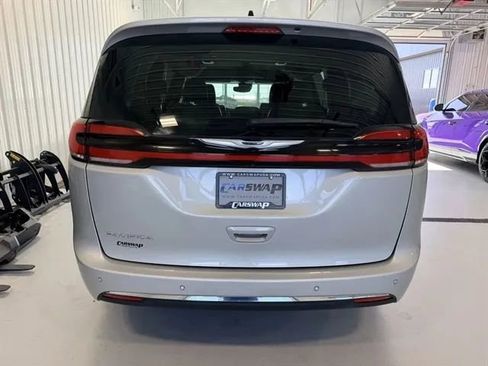 Used 2024 Chrysler Pacifica Touring-L FWD image 4