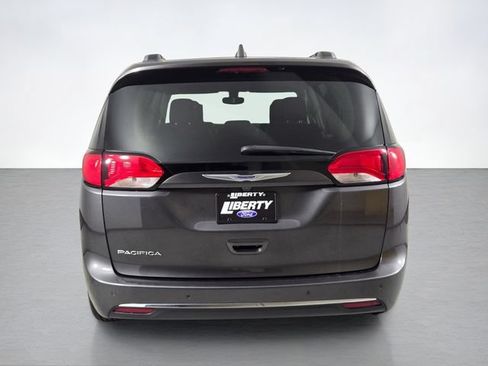 Used 2019 Chrysler Pacifica Touring-L Plus w/ Tire & Wheel Group FWD image 4