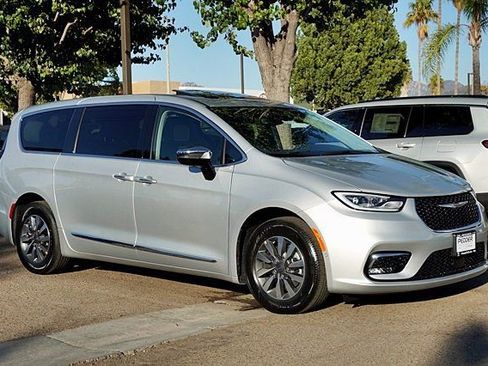 New 2023 Chrysler Pacifica Limited image 6