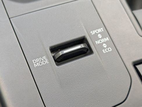 Used 2022 Toyota Highlander LE image 26