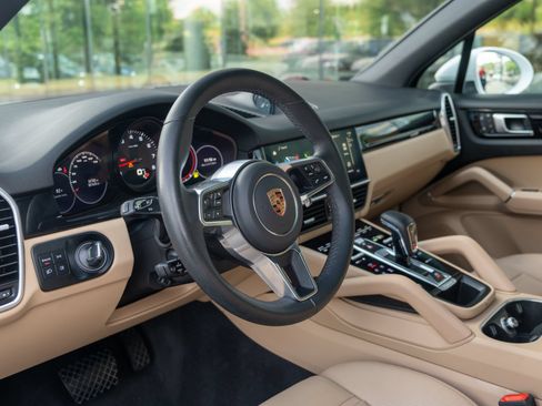 Certified 2023 Porsche Cayenne AWD/4WD image 4