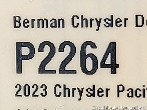 Used 2023 Chrysler Pacifica Touring-L FWD image 32