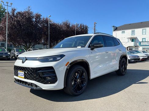 New 2025 Volkswagen Tiguan SE R-Line image 3