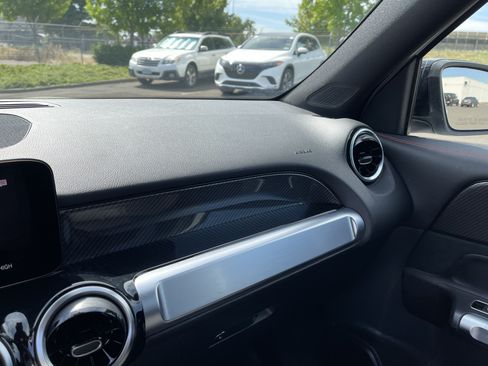 Used 2023 Mercedes-Benz GLB 250 4MATIC image 23