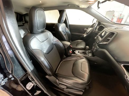 Used 2019 Jeep Cherokee Latitude Plus AWD/4WD image 24