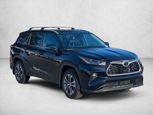 Used 2024 Toyota Highlander XLE AWD/4WD image 3