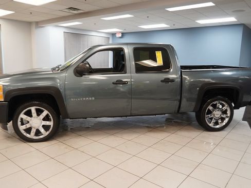 Used 2010 Chevrolet Silverado 1500 W/T AWD/4WD image 2