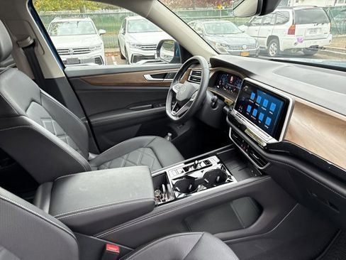 Used 2025 Volkswagen Atlas SE w/ Black Wheel Package image 24