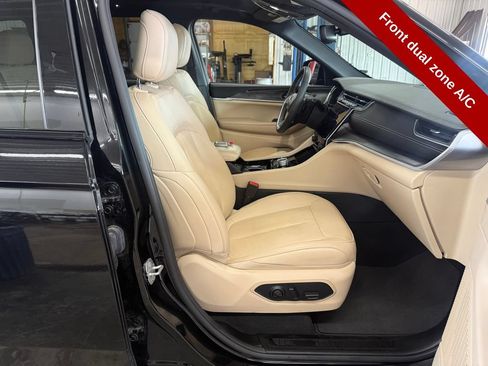 Used 2023 Jeep Grand Cherokee Limited w/ Black Appearance Package AWD/4WD image 45
