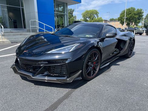 Used 2023 Chevrolet Corvette Z06 w/ Z07 Performance Package RWD image 3