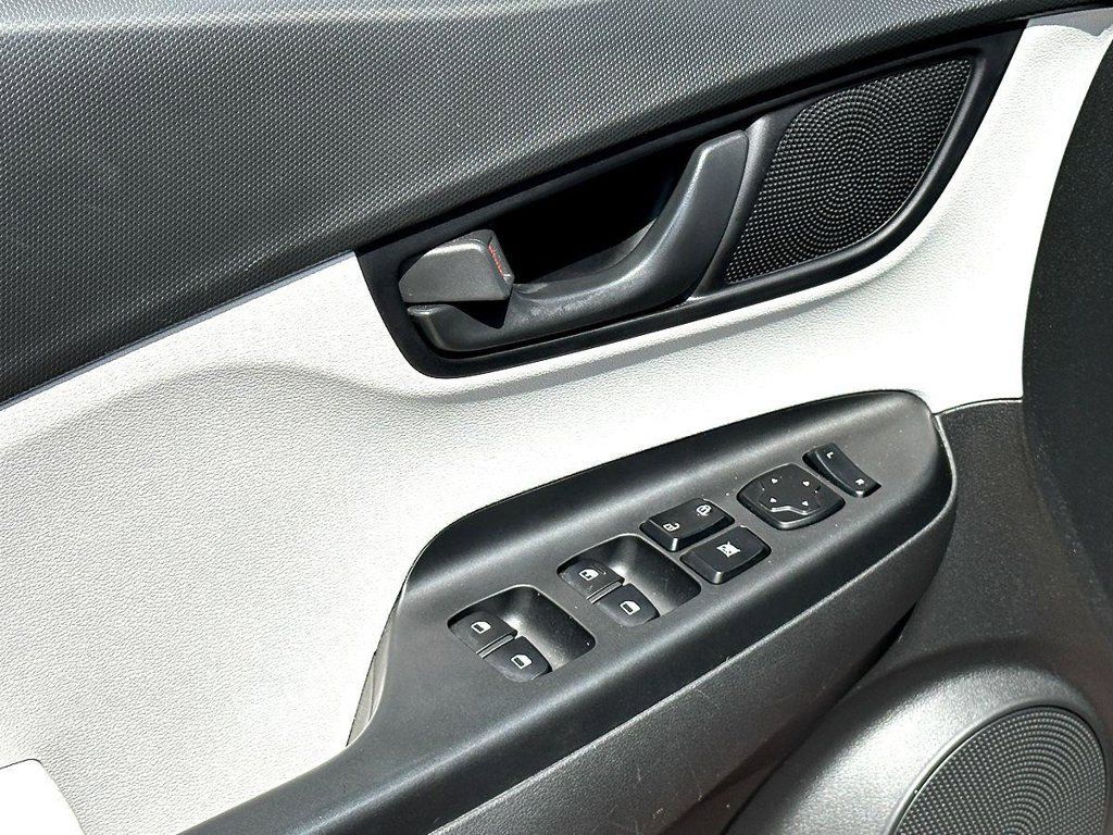 Used 2022 Hyundai Kona SE FWD image 14
