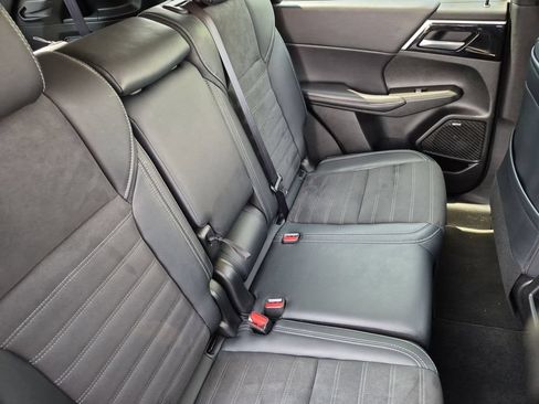 Used 2025 Mitsubishi Outlander SE AWD/4WD image 31